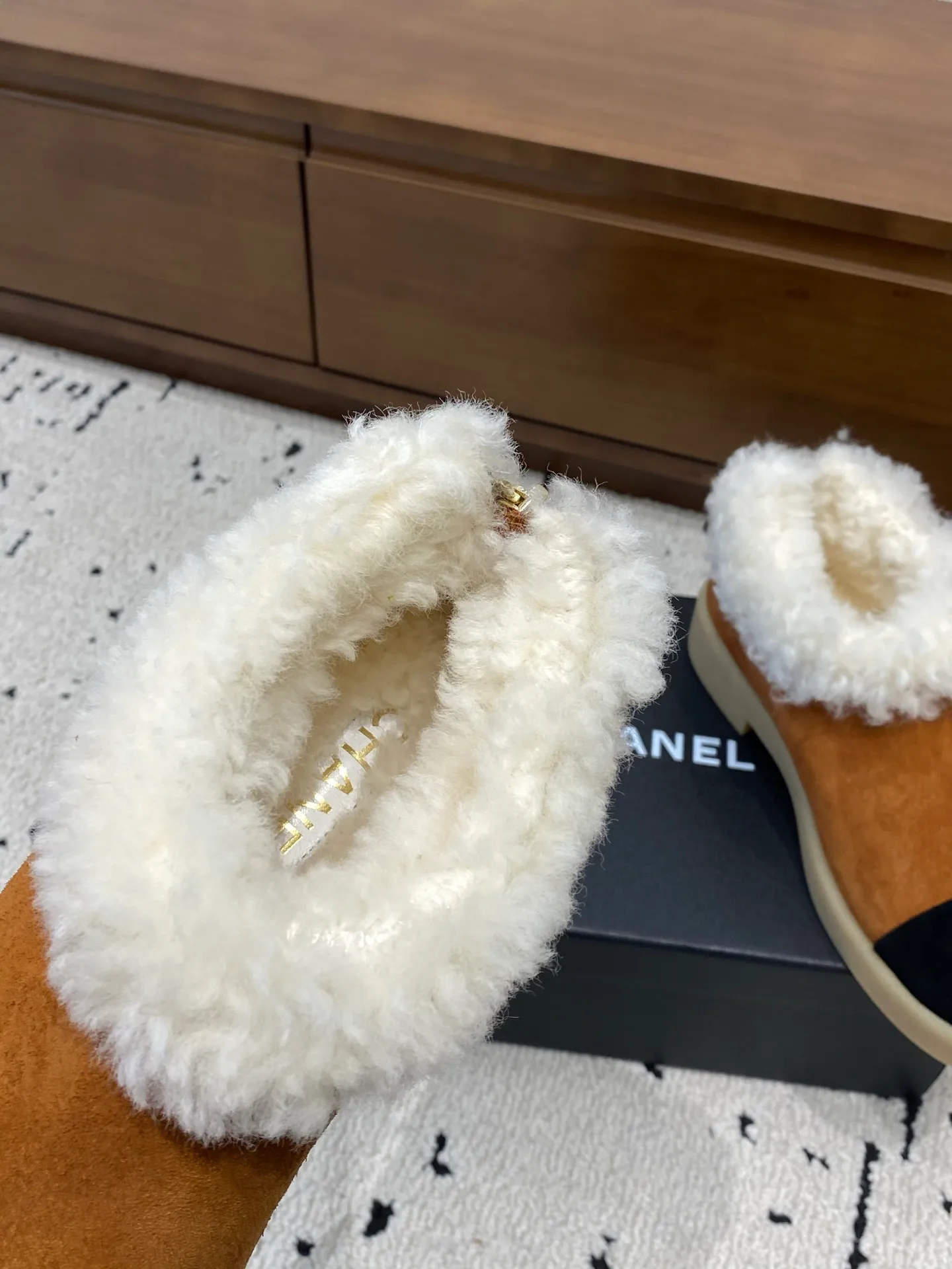 👟👟Ex-factory price 640👟👟 🍀Chanel 2025 autumn and winter style wool shoes Chanel new autumn and winter genuine wool slippers and boots Xiaoxiang 2025 autumn and winter one of the most beautiful snow boots Classic, beautiful and warm snow boots ❤️super warm! It's enough to have it this winter, it's really beautiful and fairy~ Materials and craftsmanship: The upper is made of custom sheepskin/wool/sheepskin, and the inner pads are all made of wool. It feels very soft and comfortable! The sole is the original TPU outsole Size: 35-39 (40.41 customized, non-refundable)